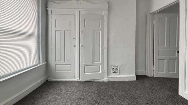 Building Photo - Classic Philly Charm: Updated 3-Bed Rowhome