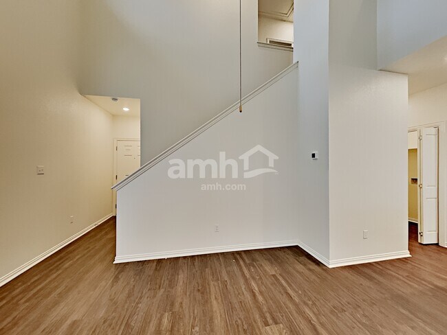 Foto del edificio - 2737 Lillybrook Ln