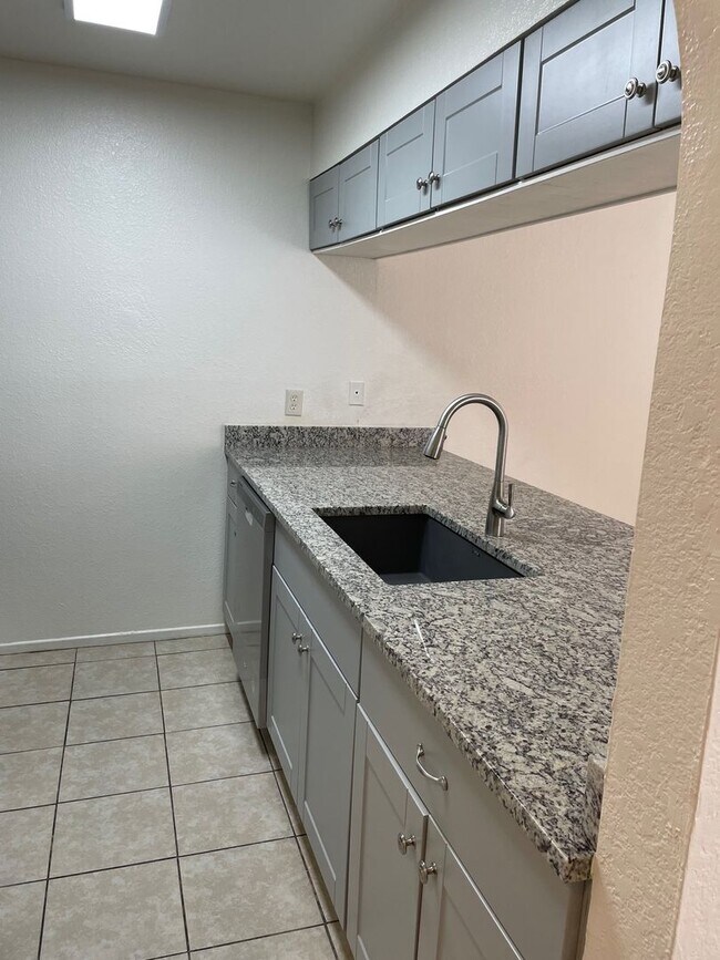 Foto del edificio - 2 Bedroom 1 Bath COMPLETELY REMODELED!