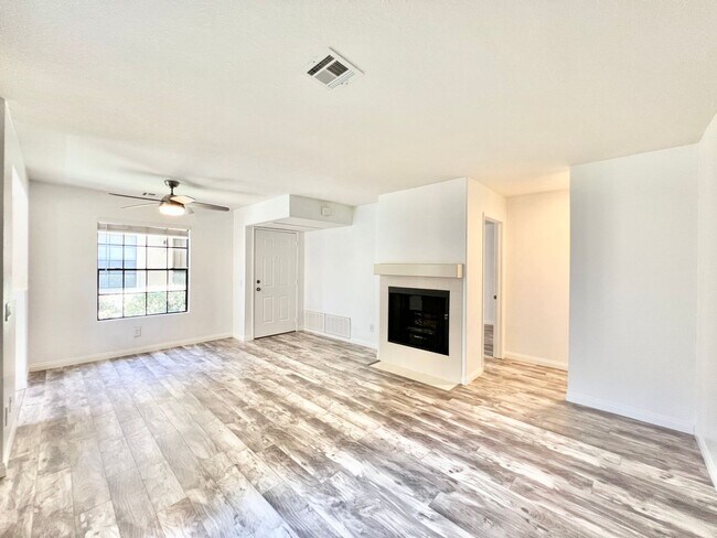 Building Photo - Stunning 2 bed/2 bath condo in the desirab...