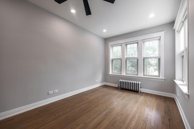 Building Photo - 5452 N Paulina St