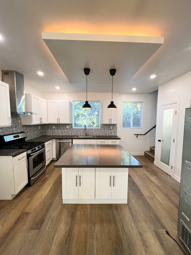 Building Photo - 5702 Vanalden Ave