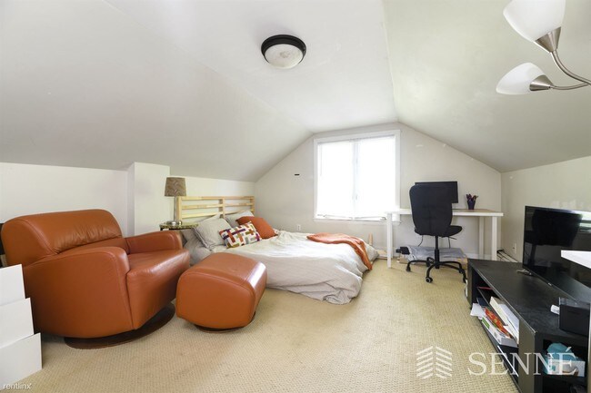 Building Photo - 3 br, 1 bath  - 212 Harvard St Unit 2R