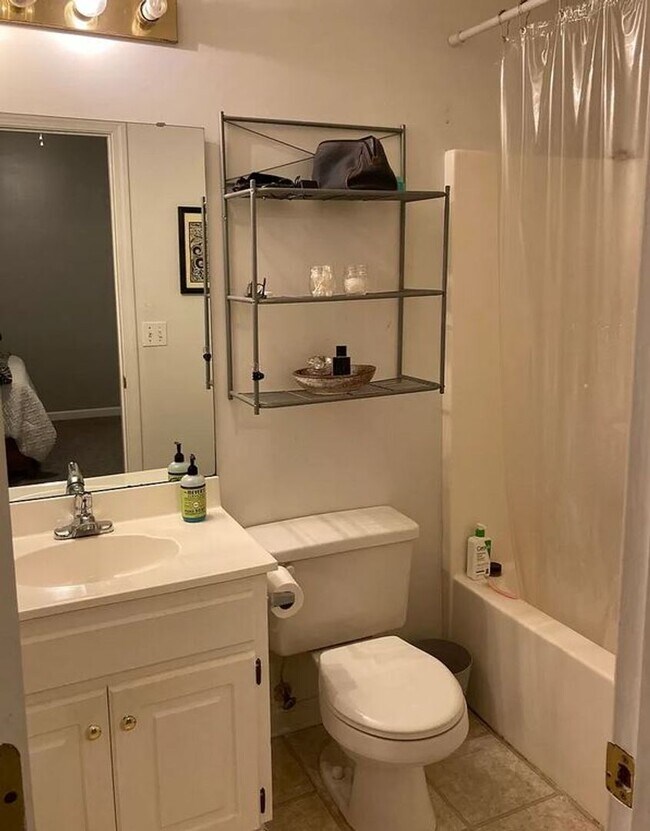 Foto del edificio - 2 Bedroom 2 Bath Located 1 Mile From Campus!!