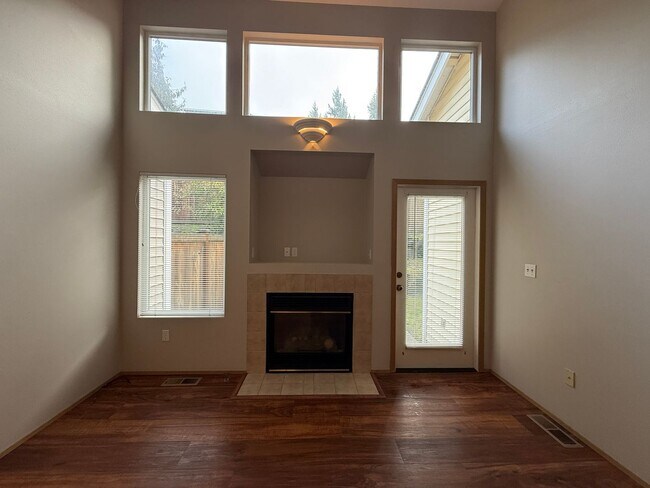 Foto del edificio - 2 STORY 3 BED 2.5 BA TOWNHOME IN SILVERDALE