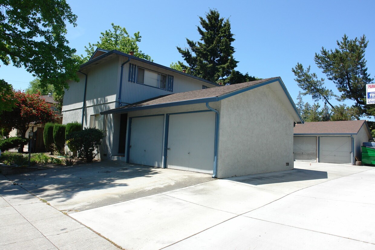 Primary Photo - 565 Northlake Dr