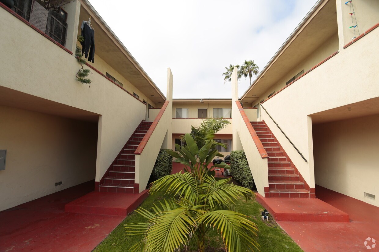 Building Photo - Chez Oro
