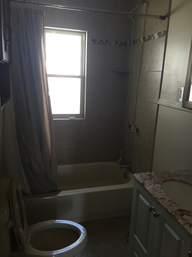 Foto del edificio - 2 bedroom 1 bath freshly painted in Redford