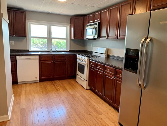 Building Photo - 4 Bedroom House in Southside Flats! Centra...