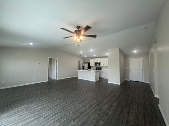 Foto del edificio - 3 bedroom/ 2 bath in NE Cape Coral- Gator CIrcle - Available Now