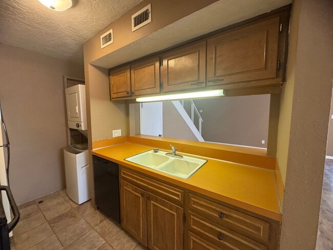 Building Photo - 2nd story 2 bedroom, 1 bath condo with cen...