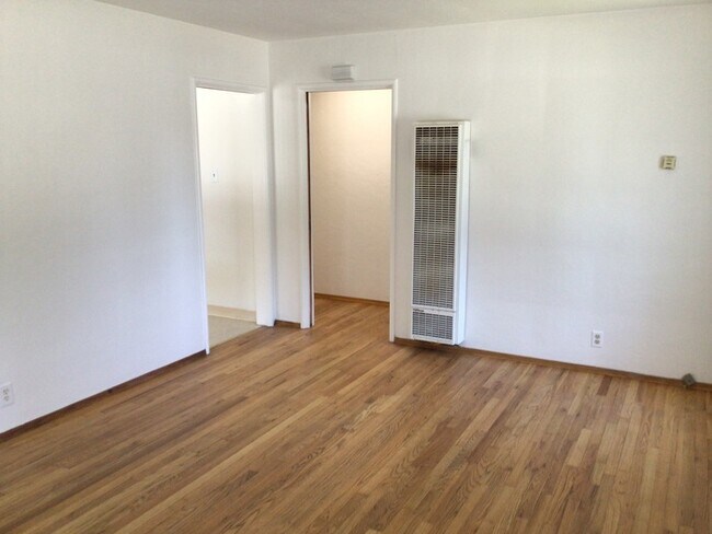 Foto del edificio - Beautiful Duplex 2 bedrooms 1 bath NO A/C ...