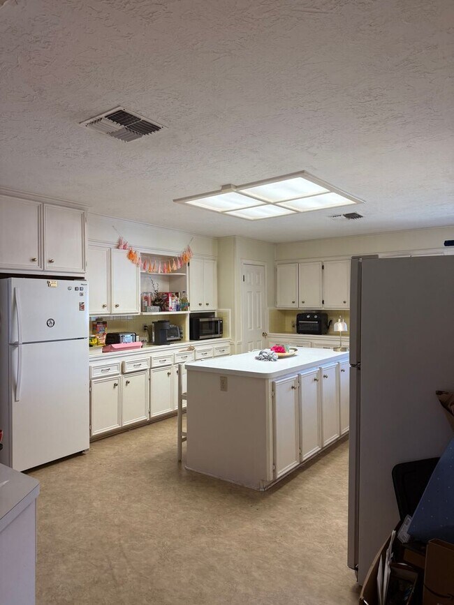 Building Photo - Brand New Remodel