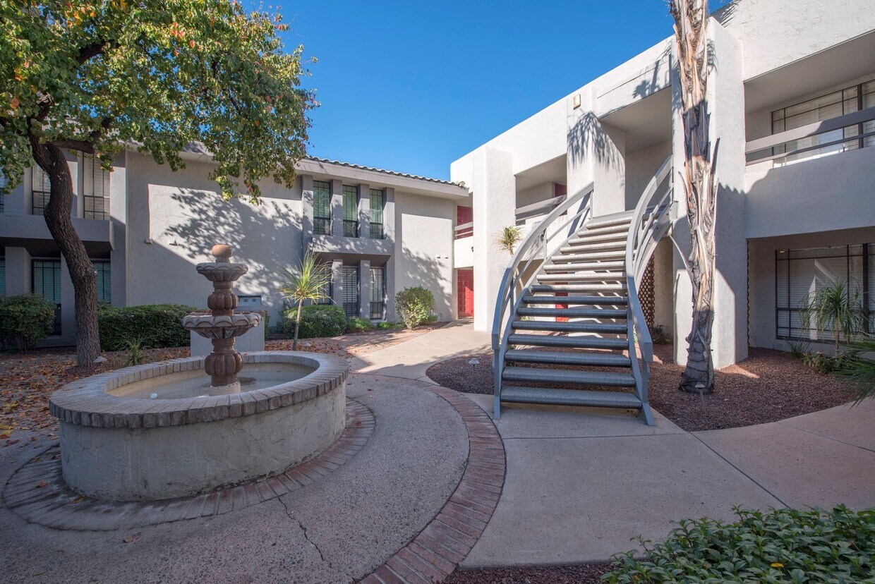 Building Photo - 5201 N 24th St #104, Phoenix, AZ 85016