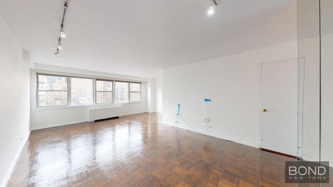 Building Photo - 155 E 34th St