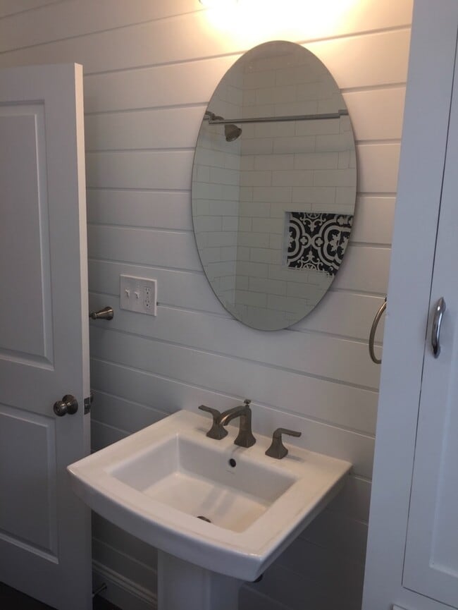 Building Photo - Modern remodeled home in Emmaus.