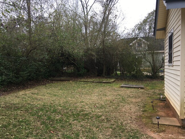 Building Photo - 880 Sunset Drive - Available March!