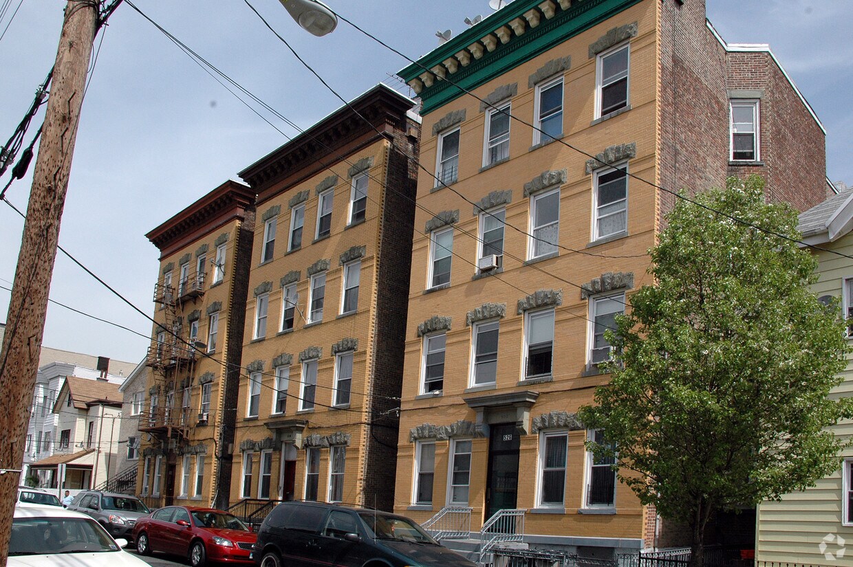Building Photo - 526 28th St