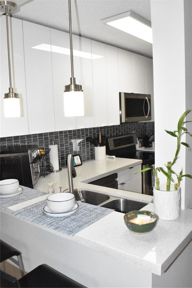 SO FLO Real Estate Group 3586 N University Dr # U-6 CORAL SPRINGS, FL - 3586 N University Dr