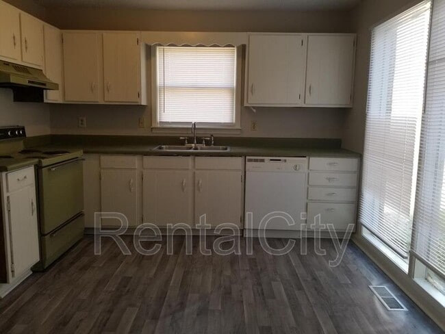 Building Photo - 45 Woodmont Dr
