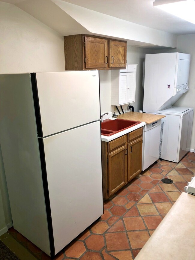 Building Photo - 1BD/1BA APARTMENT WITH PRIVATE BACK YARD!!