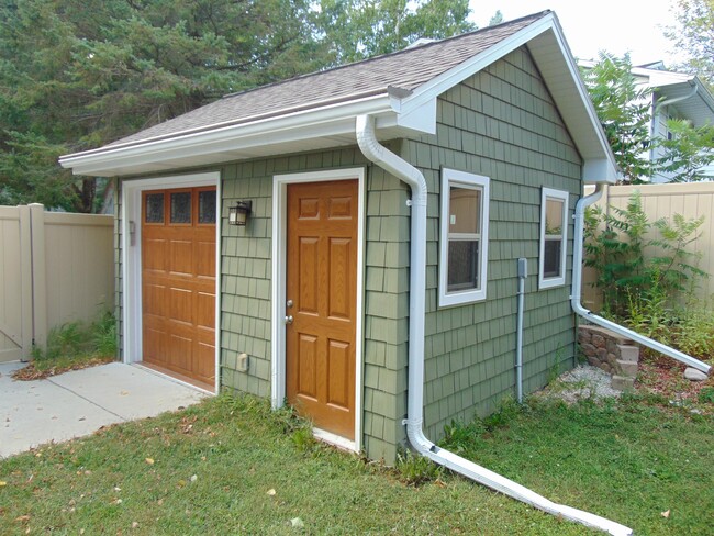 Building Photo - 481 Edward Dr