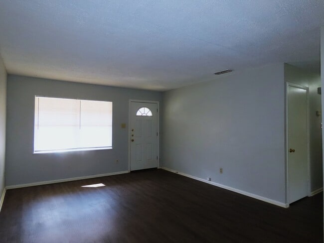 Building Photo - Updated 3 Bedroom, 1-1/2 Bath Home in Tyler!