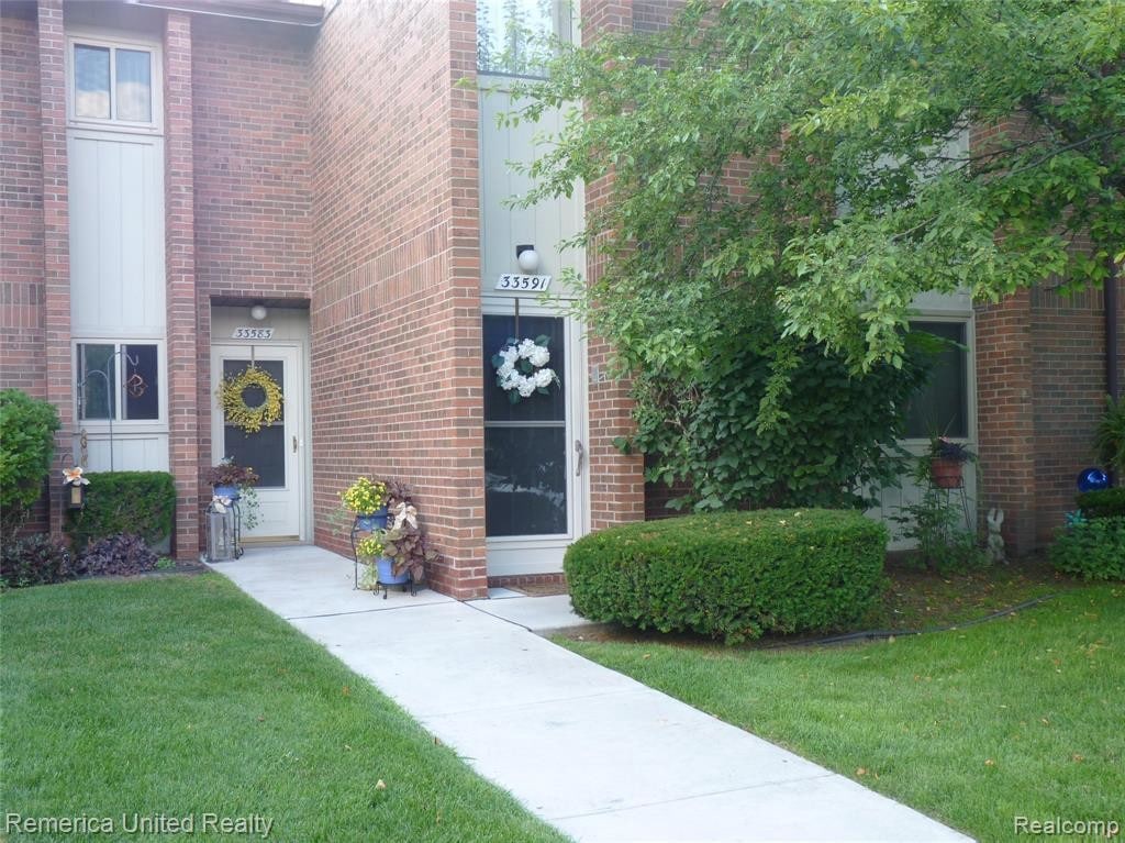 33591 Pondview Cir, Livonia, MI 48152 Condo for Rent in Livonia, MI