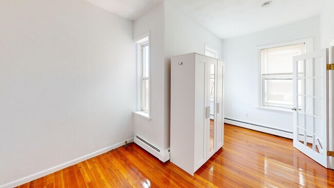 Building Photo - Spacious 1-bed in desirable North End w He...