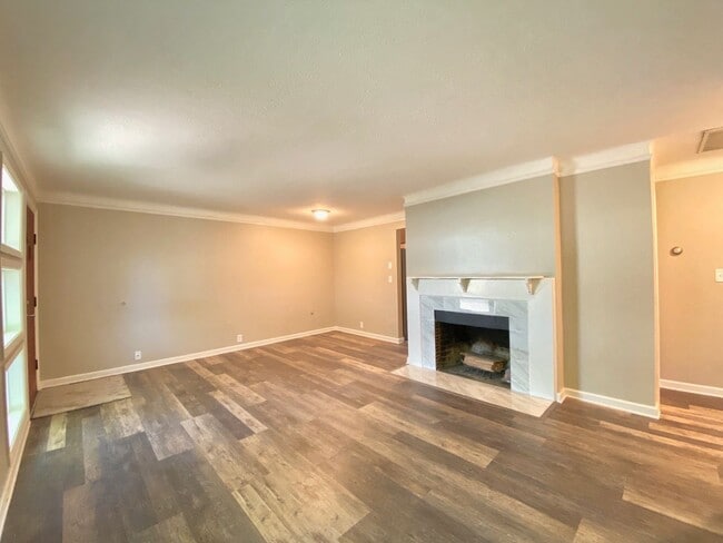 Building Photo - Lovely Updated Two Bedroom Cottage Located...