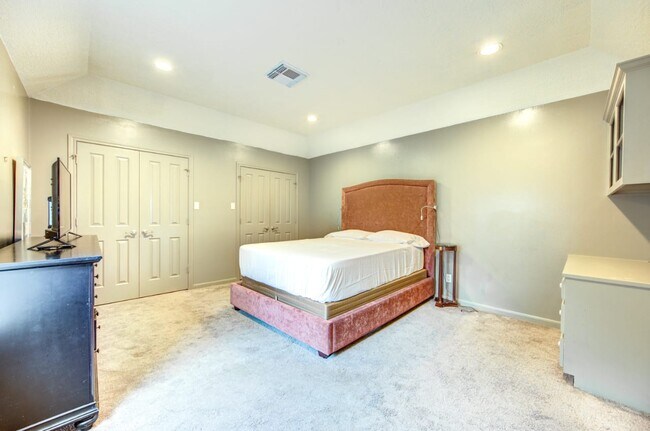 Building Photo - 6111 Bankside Dr