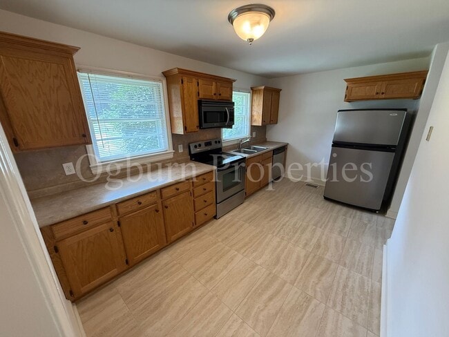 Foto del edificio - 2403 Lyndhurst Ave