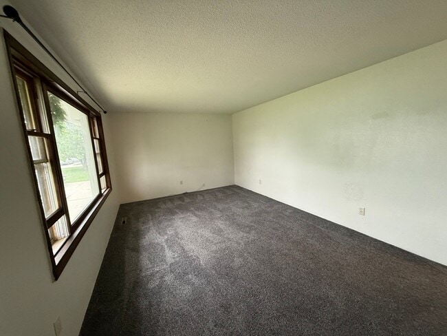 Building Photo - Three bedroom, Two bathroom home located i...