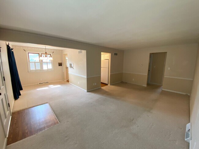 Building Photo - 2901 N Rockwood Dr