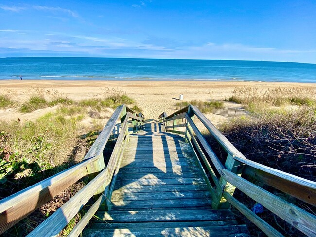 Foto del edificio - Cozy Cottage By The Sea!  3/2 Available 11...