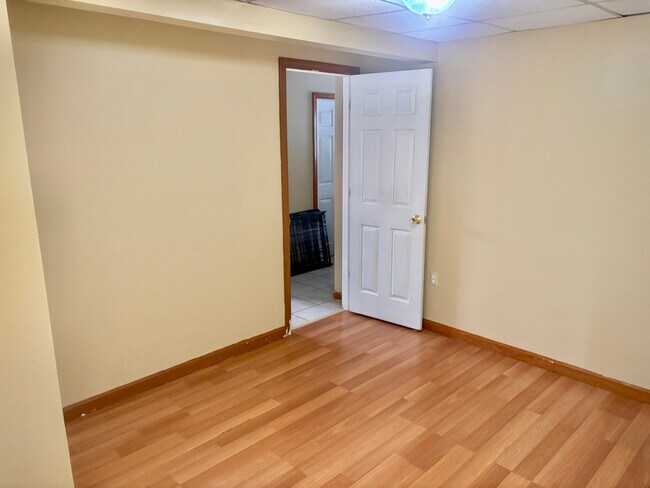 Foto del edificio - 244 E Broadway