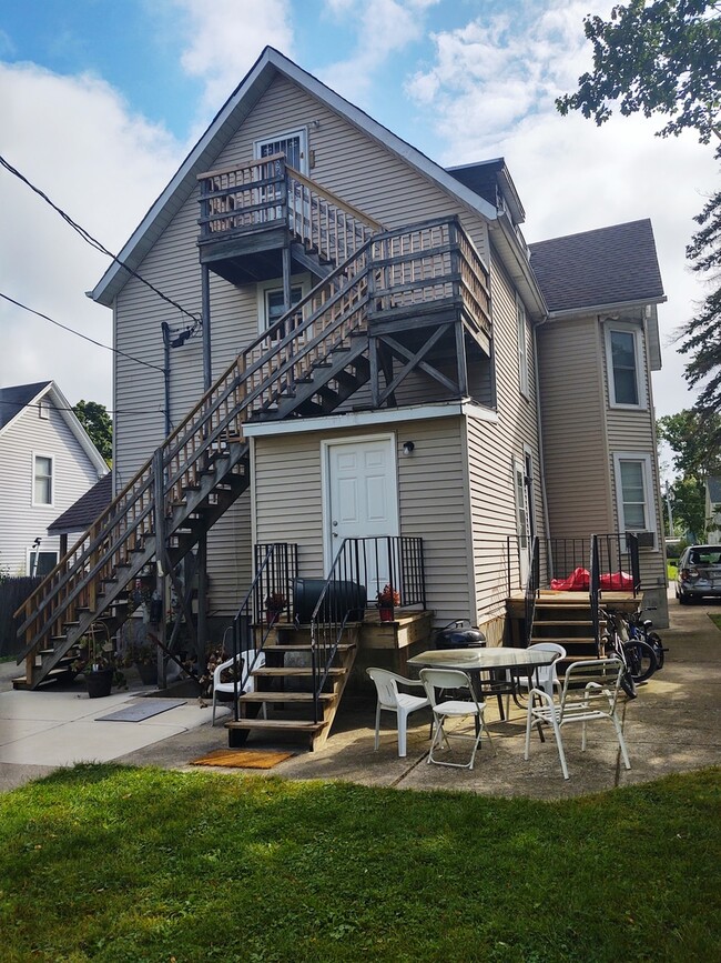 2114 Enoch Ave, Zion, IL 60099 House Rental in Zion, IL