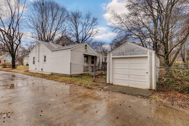 Foto del edificio - Charming 2 Bed | 1 Bath Home with Updated Interior