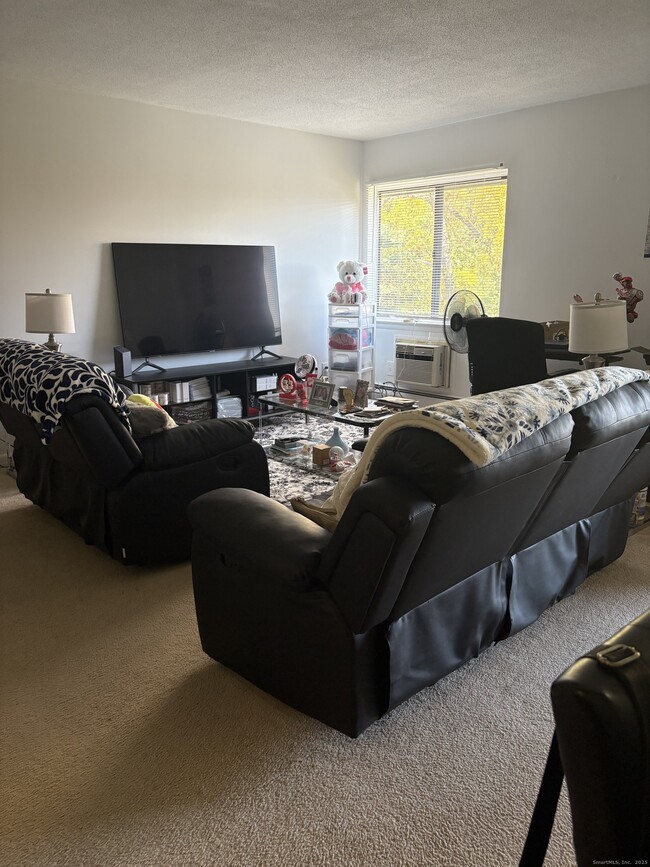 Foto del edificio - 962 High Path Rd