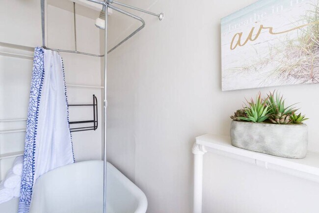 Building Photo - 144 11th St. SE