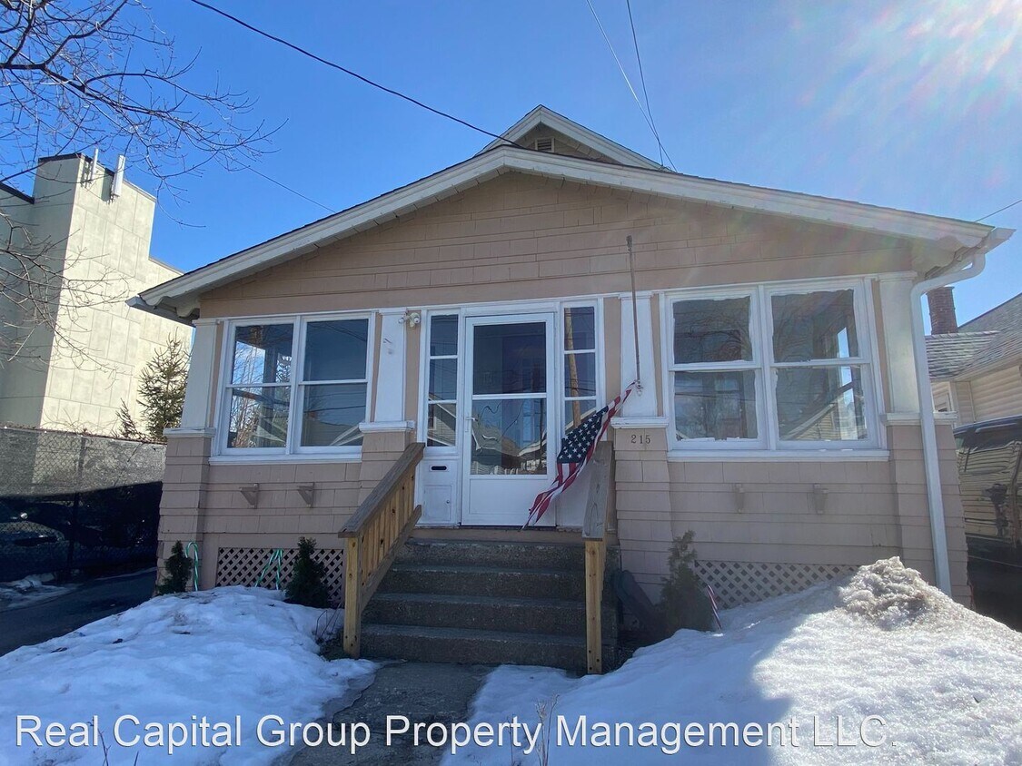Primary Photo - 4 br, 1 bath House - 215 5th St