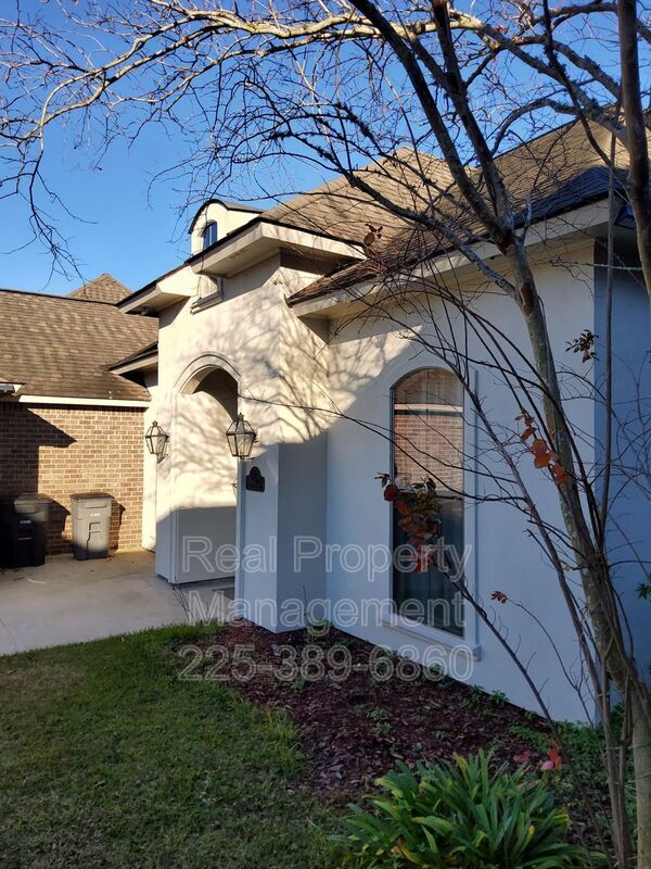 Building Photo - 10950 Hillpark Ave