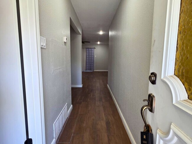Building Photo - 209 Eller Ave