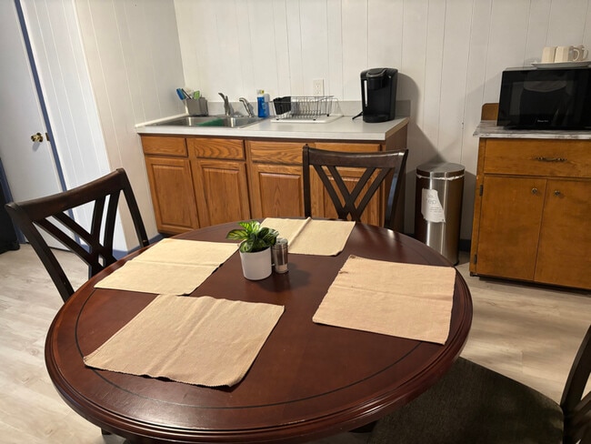 Building Photo - 13 Pennwood Rd