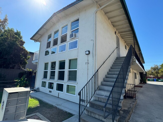 Building Photo - Convenience location in San Jose Available...