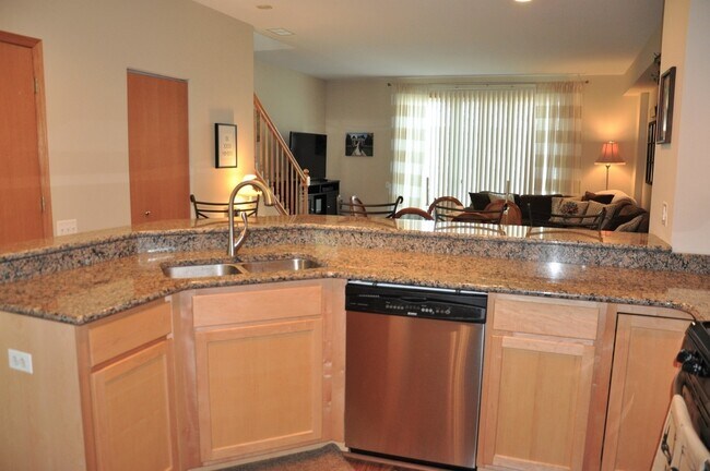 Foto del edificio - 713 Blossom Ct