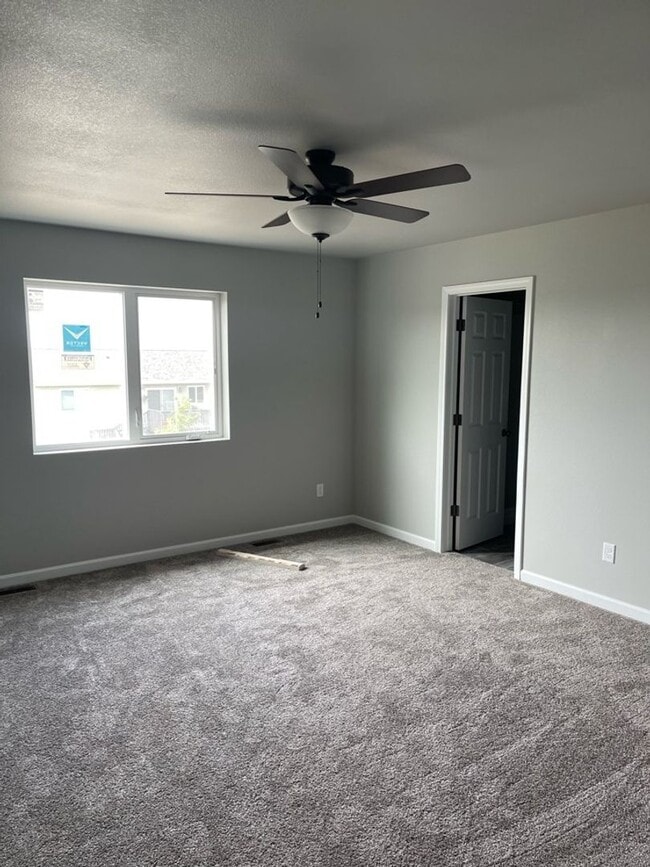 Building Photo - Spacious 3-bed 2.5 Bath - First Month Free!