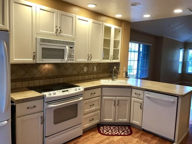 Foto del edificio - San Roque 3 Bedroom Townhouse - Available Late January