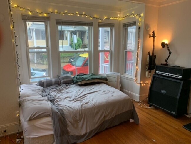 Foto del edificio - GREAT 4Br/1Bth, newly renovated bathroom and kitchen. Deck!