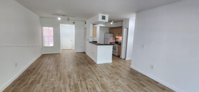 Foto del edificio - 2403 Centergate Dr